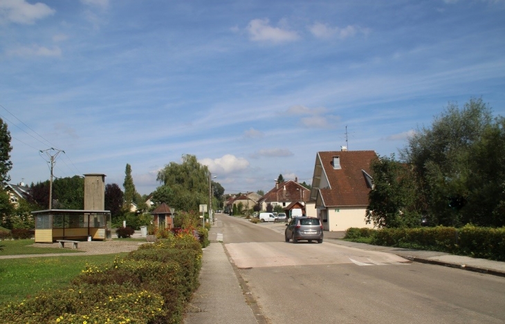 Le Village - Monnet-la-Ville