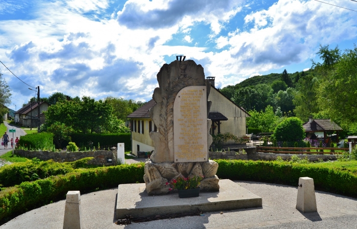 Monument aux Morts - Montcusel