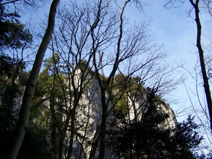 Le rocher et la croix du Dan - Poligny