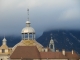 Le dôme de Notre-Dame Libératrice - En arrière-plan, le Mont-Poupet dans la brume