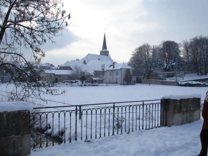 Eglise vue du pont sur le Ru - Thervay