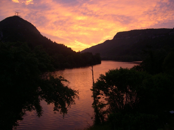 Lever du soleil en été, vue du pont de Thoirette