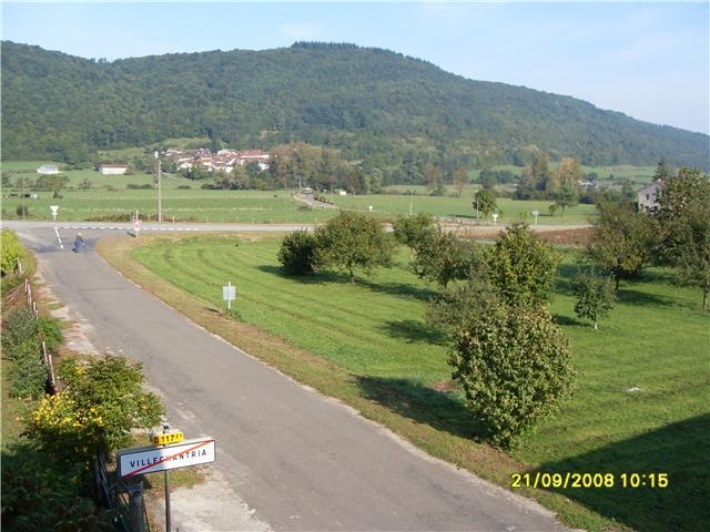 Le hameau de Liconnas dans le fond - Villechantria