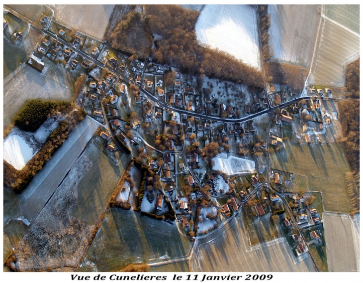 Prise de vue lors d'un passage en montgolfiere sur ce village - Cunelières