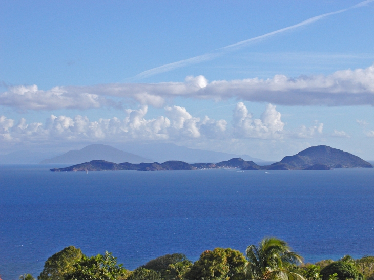 Les Saintes au large de Trois-Rivières. Terre-de-Bas à droite et Terre-de-Haut à gauche. On accède à Terre-de-Haut en 30 minutes à partir de l'embarcadère de Trois-Rivières. On voit la Dominique derrière les Saintes et au loin, la Martinique.