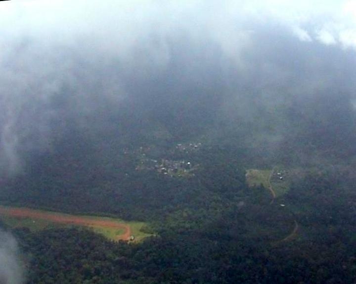 Vue aérienne de Saül et de la piste d'atterrissage