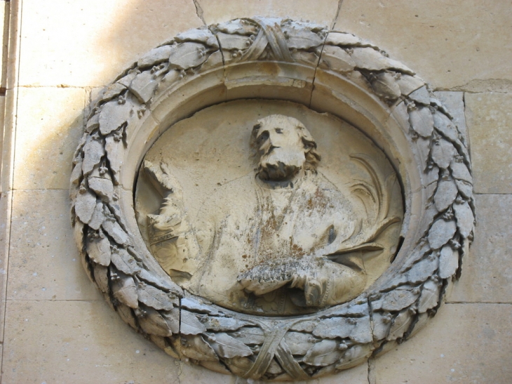 En médaillon les saints Mauxe et Vénérand - Acquigny