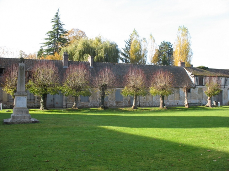 Esplanade sur le côté nord de l'église - Acquigny