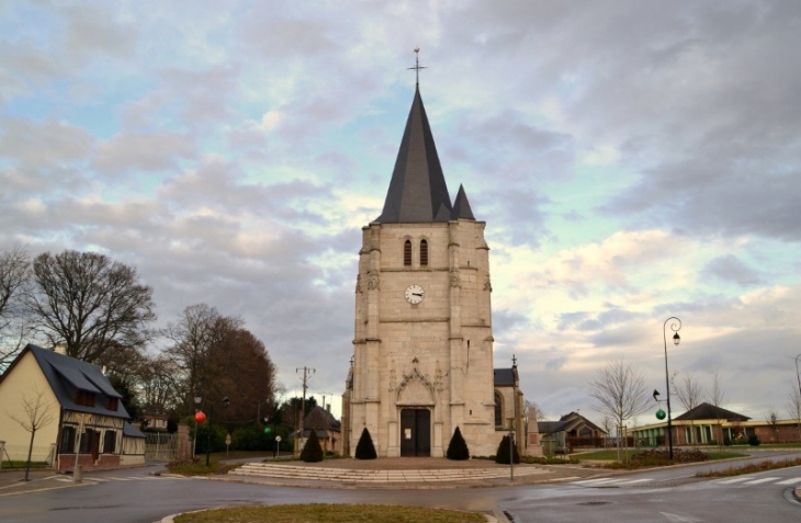 Eglise paroissiale Notre Dame. L'église comprend un vaisseau, une tour porche et un clocher. La tour se distingue par ses colonnettes sculptées, notamment sur le portail. - Amfreville-la-Campagne