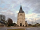 Eglise paroissiale Notre Dame. L'église comprend un vaisseau, une tour porche et un clocher. La tour se distingue par ses colonnettes sculptées, notamment sur le portail.