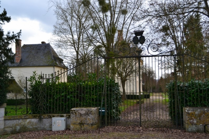 Le château d'Andé. L'entrée du domaine.