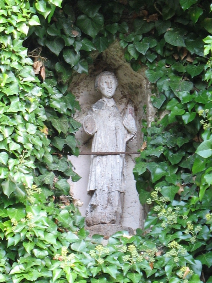 Statuette sur la façade - Bailleul-la-Vallée