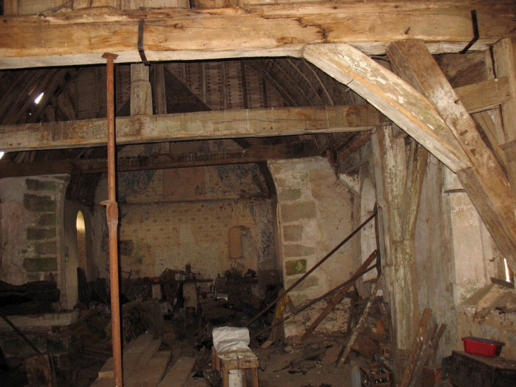 Intérieur désaffecté de l'église - Beaumesnil