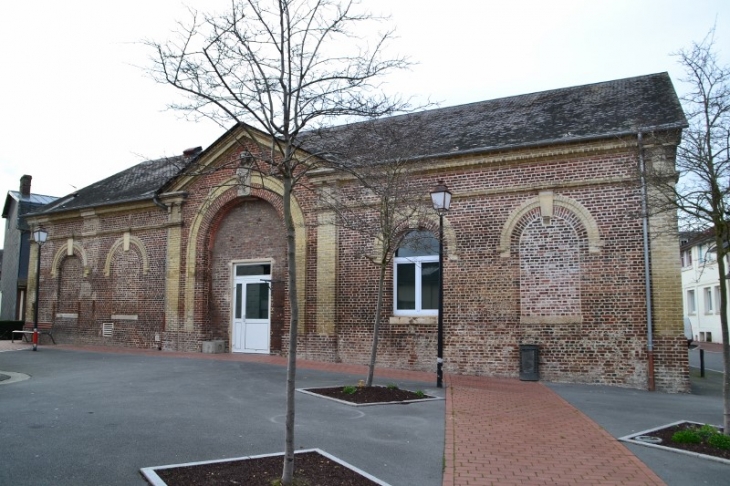 La halle aux blés devenue la salle des fêtes. - Beuzeville