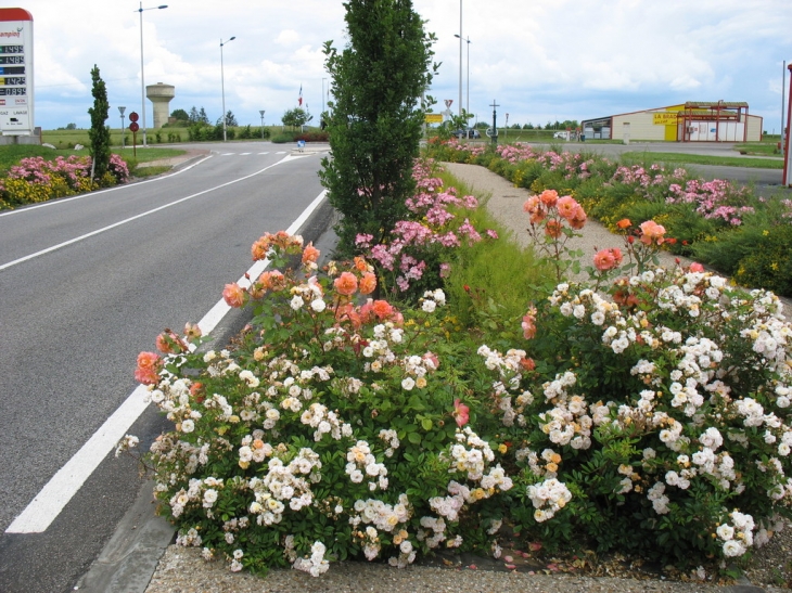 Breteuil vous accueille, les bras chargée de fleurs. Bravo !