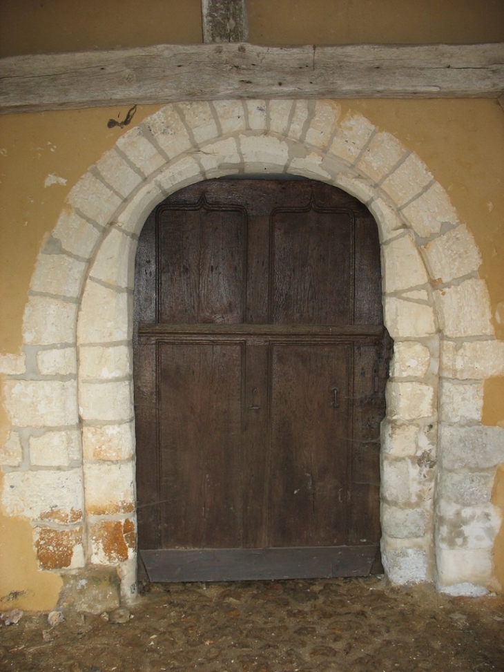 Superbe porte romane sous le porche - Buis-sur-Damville