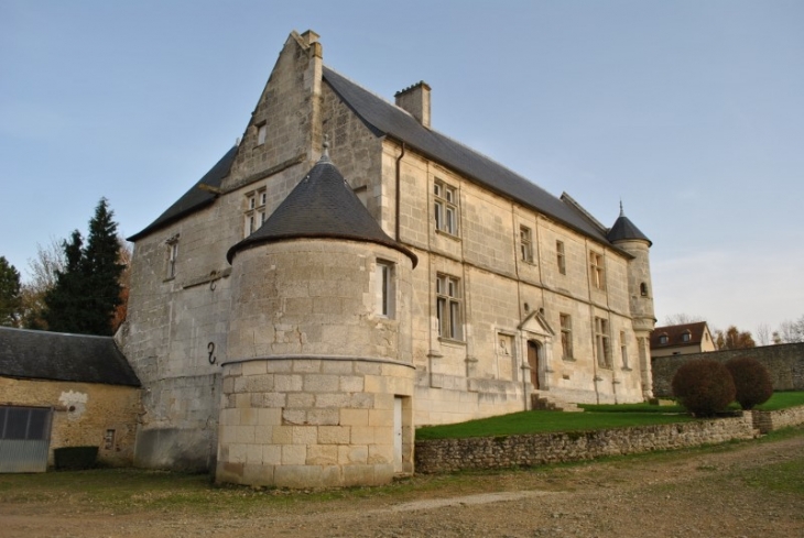 Le manoir du Bus, dit manoir de la Dame Blanche, classé au titre des monuments historiques en 1933. - Bus-Saint-Rémy