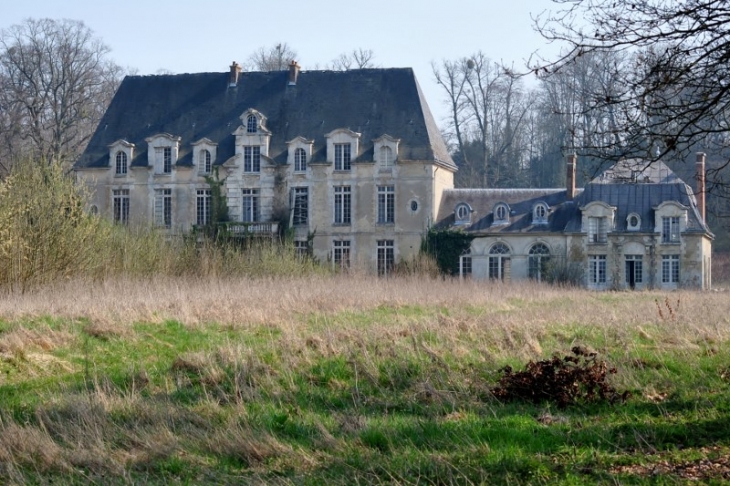 Le château. Site classé en 1953 aussi parfois appelé 