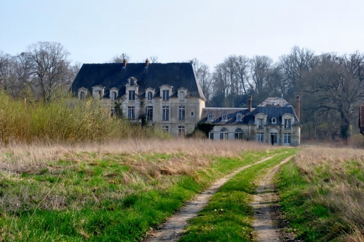 Le château de Cahaignes est à ce jour en état de délabrement.On place l'époque de construction au XVIIème siècle. 