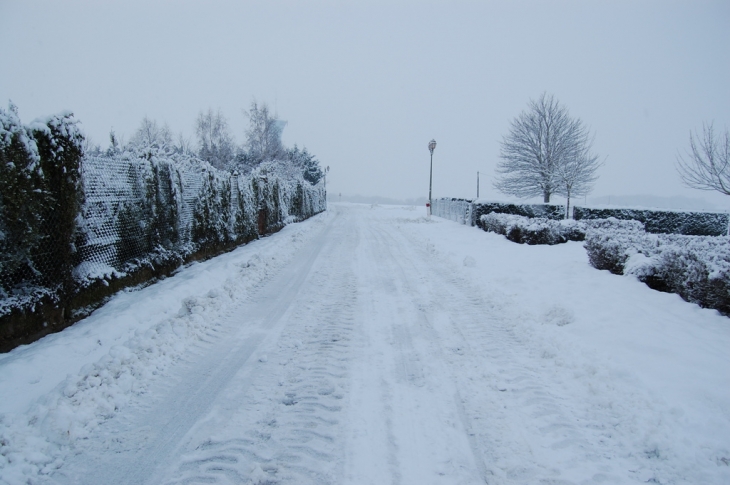 Rue principale sous la neige - Caillouet-Orgeville