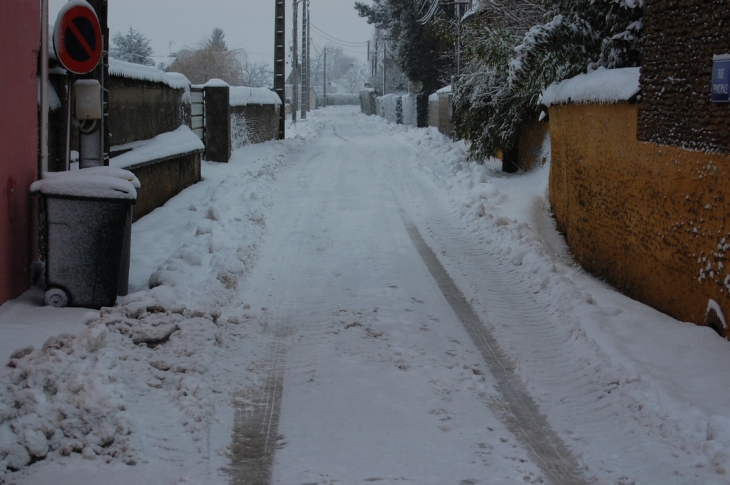 Rue principale sous la neige - Caillouet-Orgeville