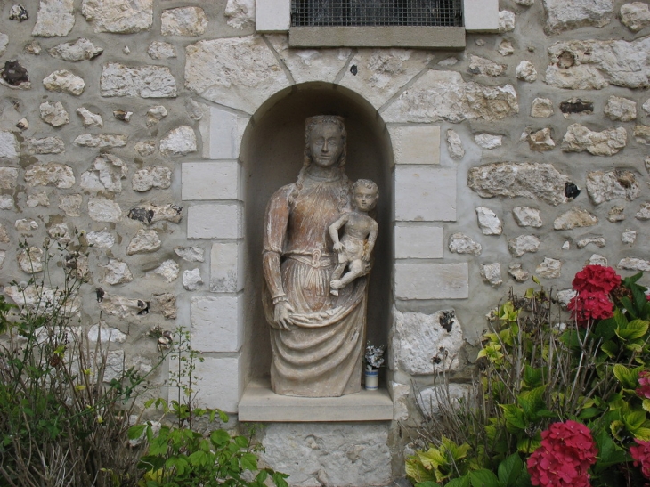 Vierge à l'Enfant (mur extérieur) - Cailly-sur-Eure