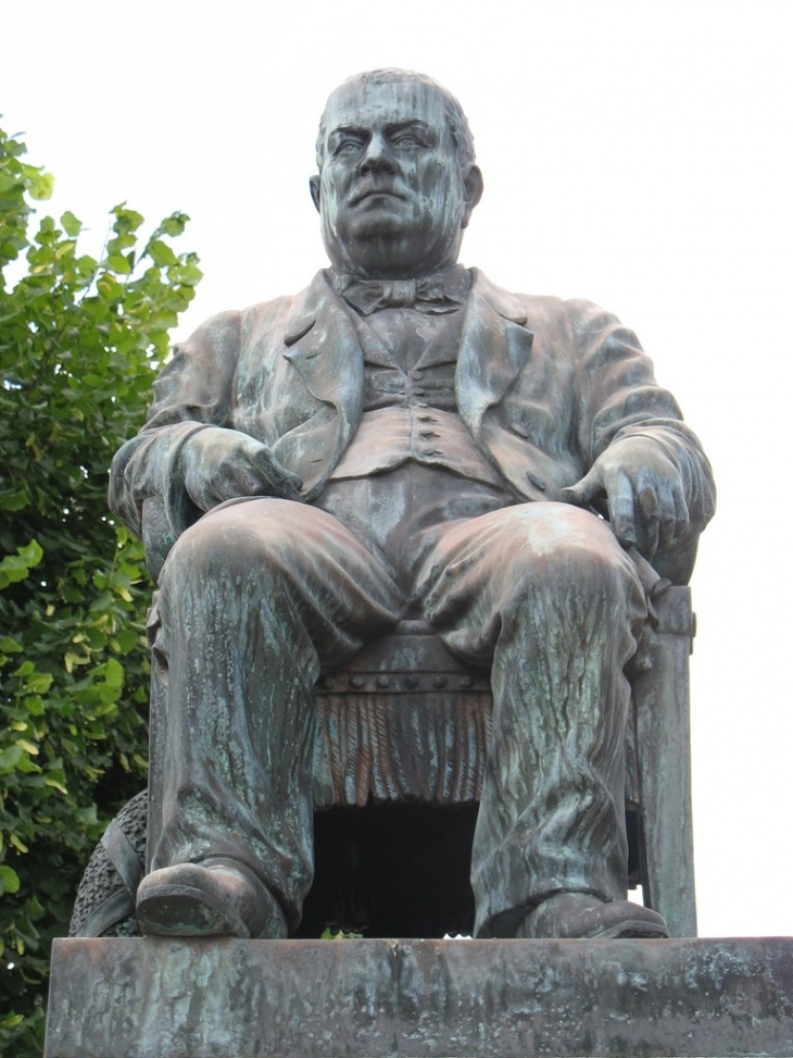 Monument Funéraire dans le Cimetière - Cailly-sur-Eure