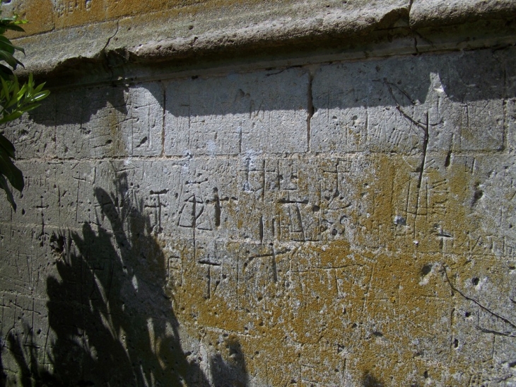 Graffitis église Saint-Martin - Champigny-la-Futelaye