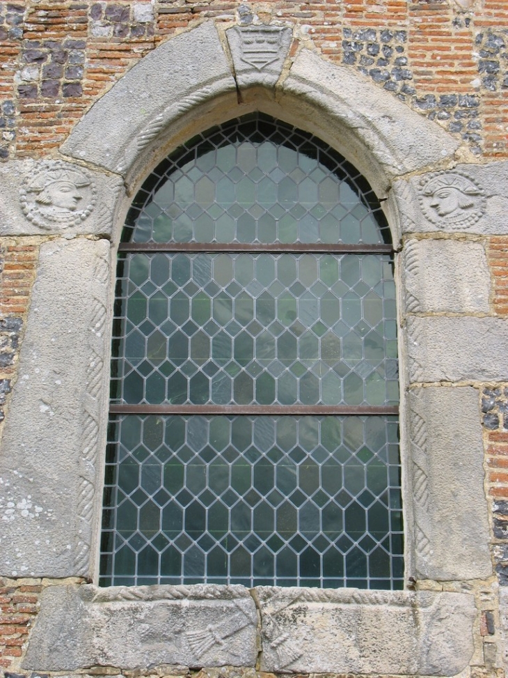 Fenêtre avec entourage Sacerdotal (étole et cordon) - Chéronvilliers