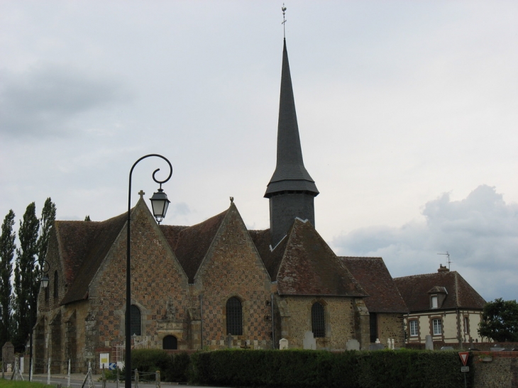 Vue d'ensemble de l'église Saint-Pierre et l'ancien presbytère - Chéronvilliers