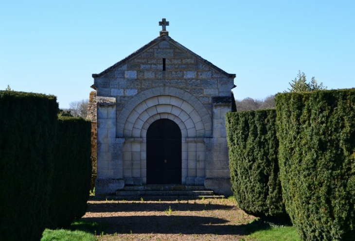 La chapelle funéraire de confession catholique. La façade est percée d'un portail à trois voussures. - Condé-sur-Iton