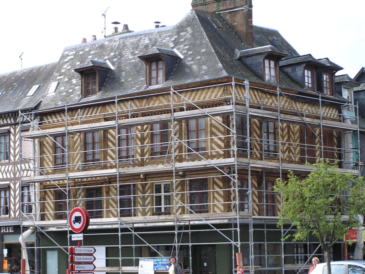 Travaux sur l'ancienne pharmacie remplacée par une agence immobilière - Cormeilles