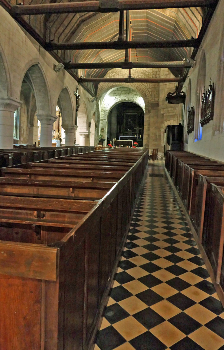 L'église Sainte Croix  la montée en pente vers l'autel - Cormeilles