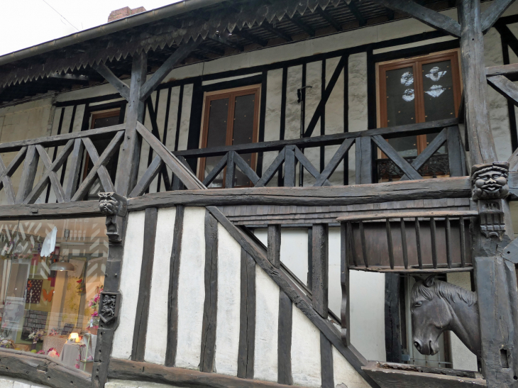 Rue de l'Abbaye : la cour du Bras d'Or - Cormeilles