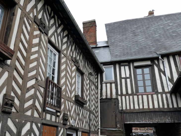 Rue de l'Abbaye : la cour du Bras d'Or - Cormeilles