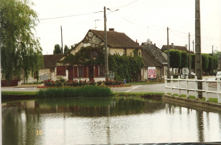 La mare  a cote de la place de leglise - Coudres