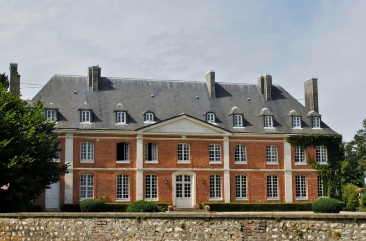 Petit château du XVIII siècle construit par Cavelier de Cuverville.