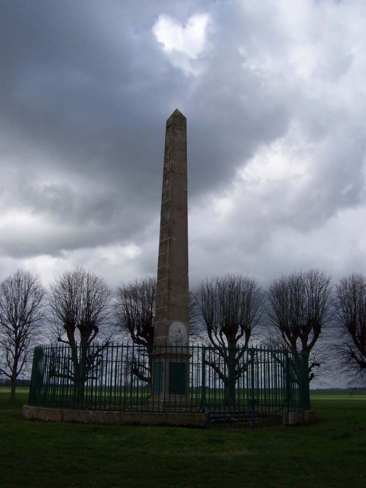 Obélisque bataille ivry - Épieds