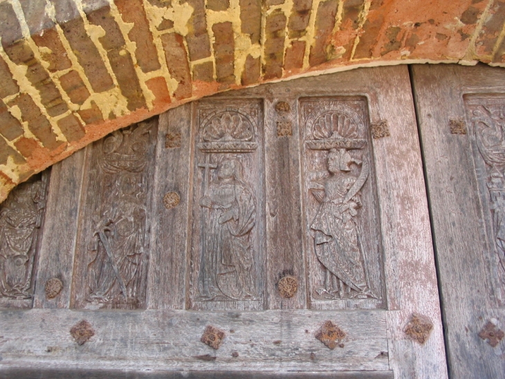 Porte à bas-relief : Saintes Martyres - Épieds