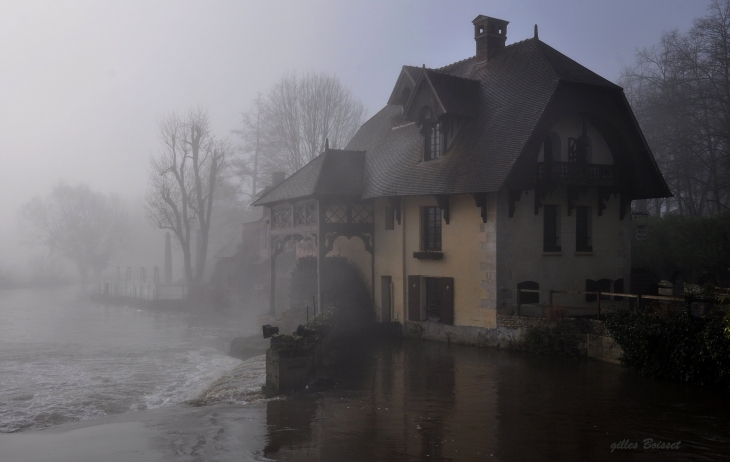 Le moulin de fourges dans les brumes hivernales