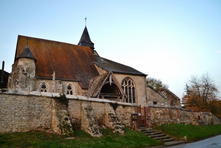 L'église Saint Sauveur. Le plan de l'église est en croix latine. Elle est à vaisseau unique. - Fours-en-Vexin