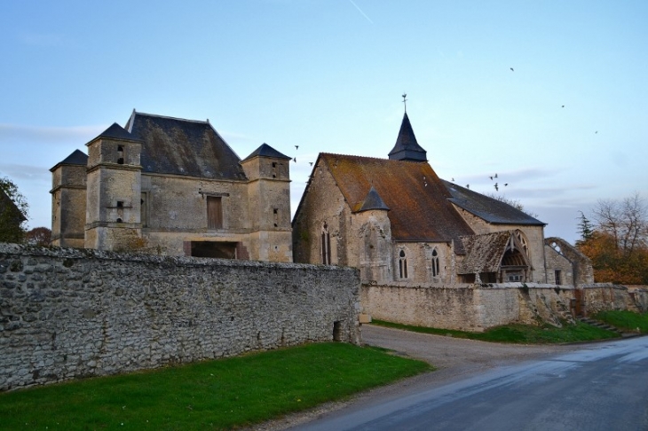 L'église Saint Sauveur. Elle est construite en calacaire et bois. La nef et le choeur datent du 14ème siècle. - Fours-en-Vexin