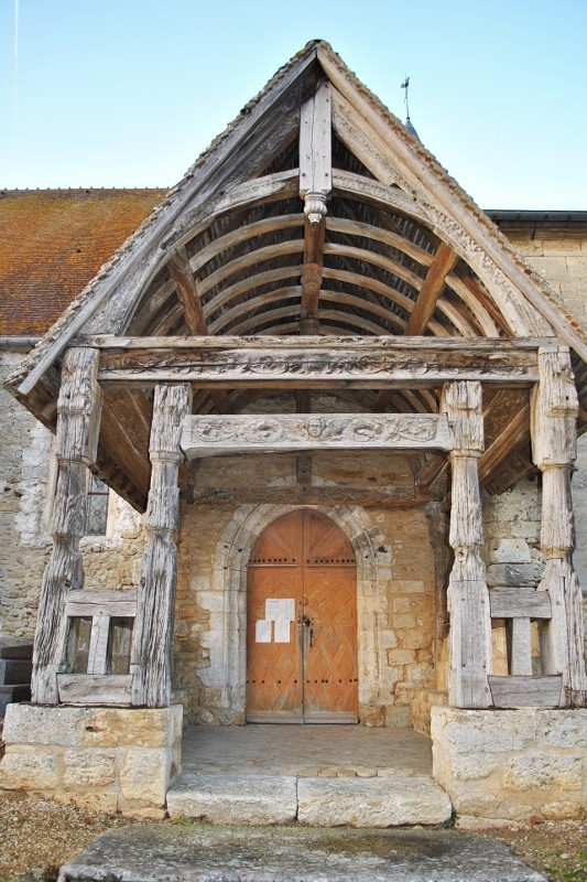 L'église Saint Sauveur. Elle a été classée au titre des monuments historiques le 29 octobre 1971 pour son porche. - Fours-en-Vexin