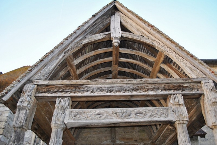 Le porche de l'église Saint Sauveur. Celui-ci date de 1576. - Fours-en-Vexin