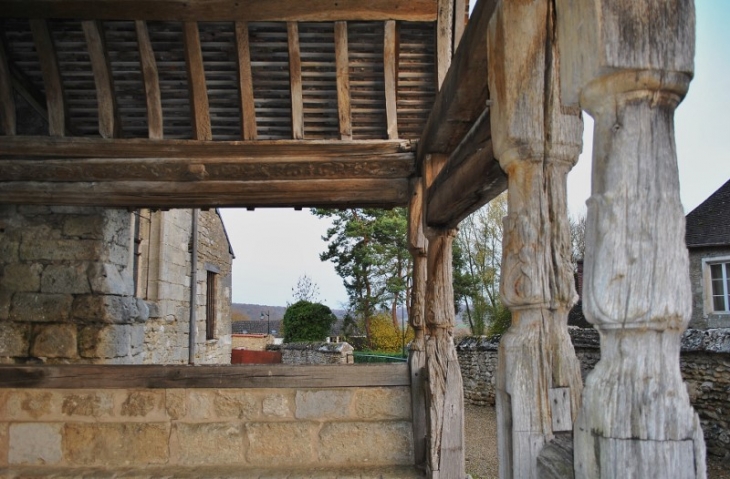 L'église Saint Sauveur. Le porche. - Fours-en-Vexin