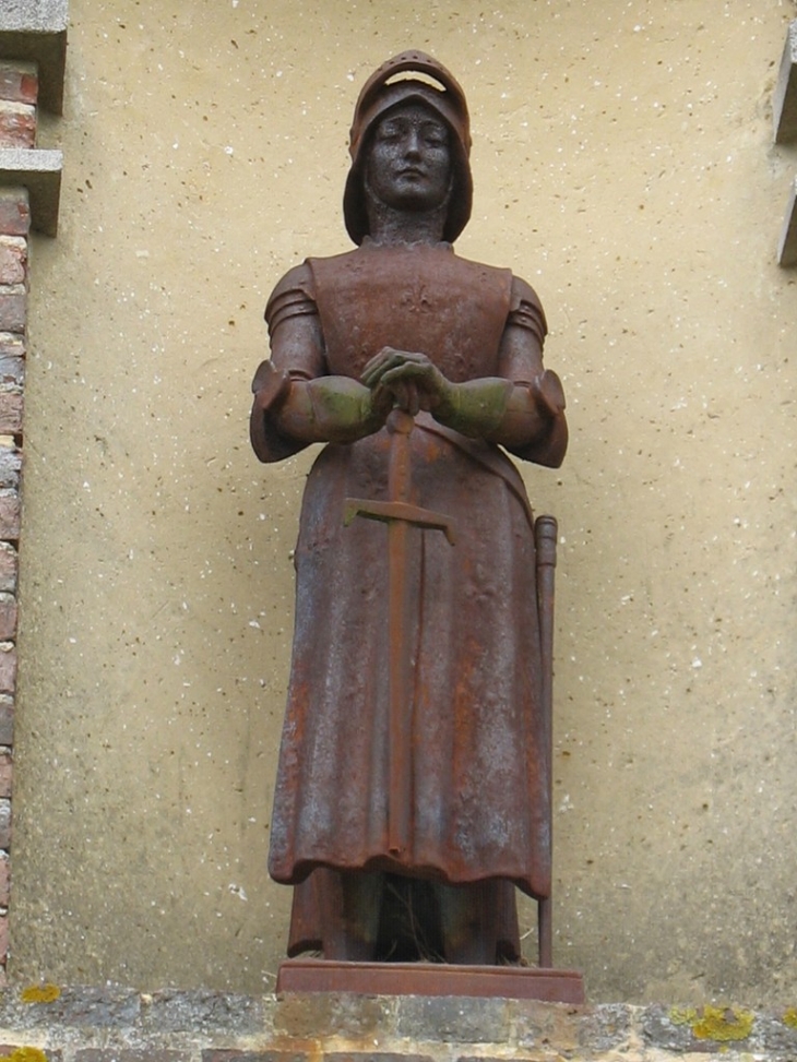 Statue de Ste Jeanne d'Arc sur la façade - Gournay-le-Guérin