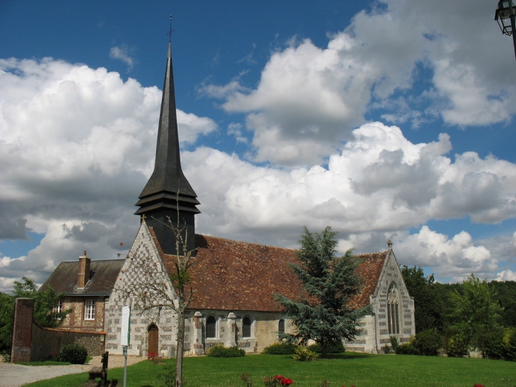 église Notre-Dame dans son écrin de verdure - Gouttières