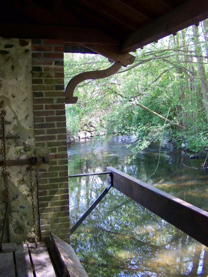 Lavoir communal et l'Iton - Gouville