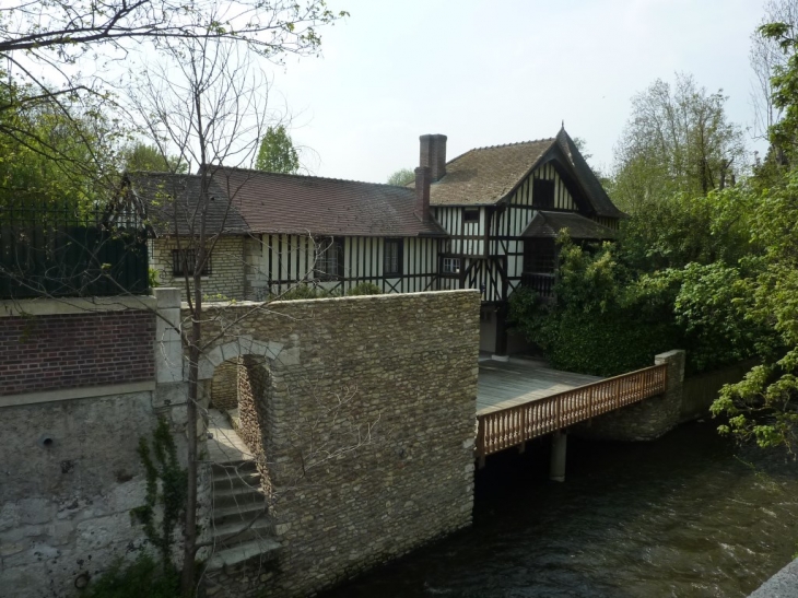 Houbec-Cocherel  : le moulin - Houlbec-Cocherel