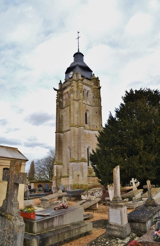 L'église Notre Dame. Cet édifice religieux date du 16ème siècle, le choeur du 12ème siècle et le clocher du 16ème siècle. L'église Notre Dame est entourée de contreforts. - Iville